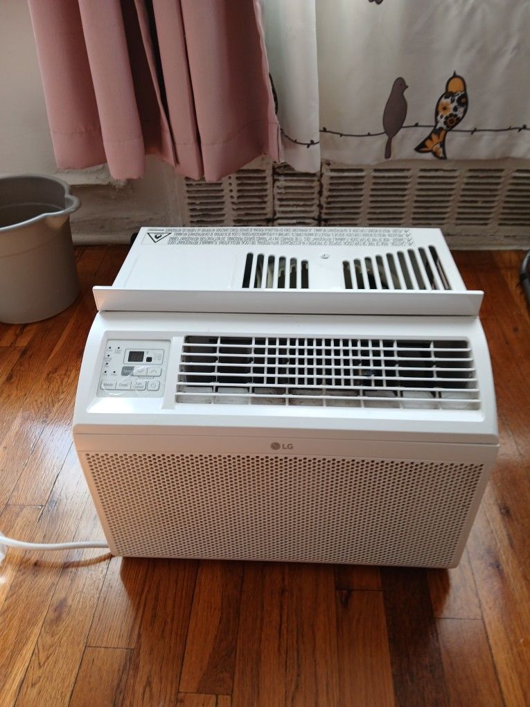 First come first pick up.
Ready to be picked up.
Window AC unit.
 LG 250 Sq foot 6000 BTU working like New with remote control.
Super compact to save 