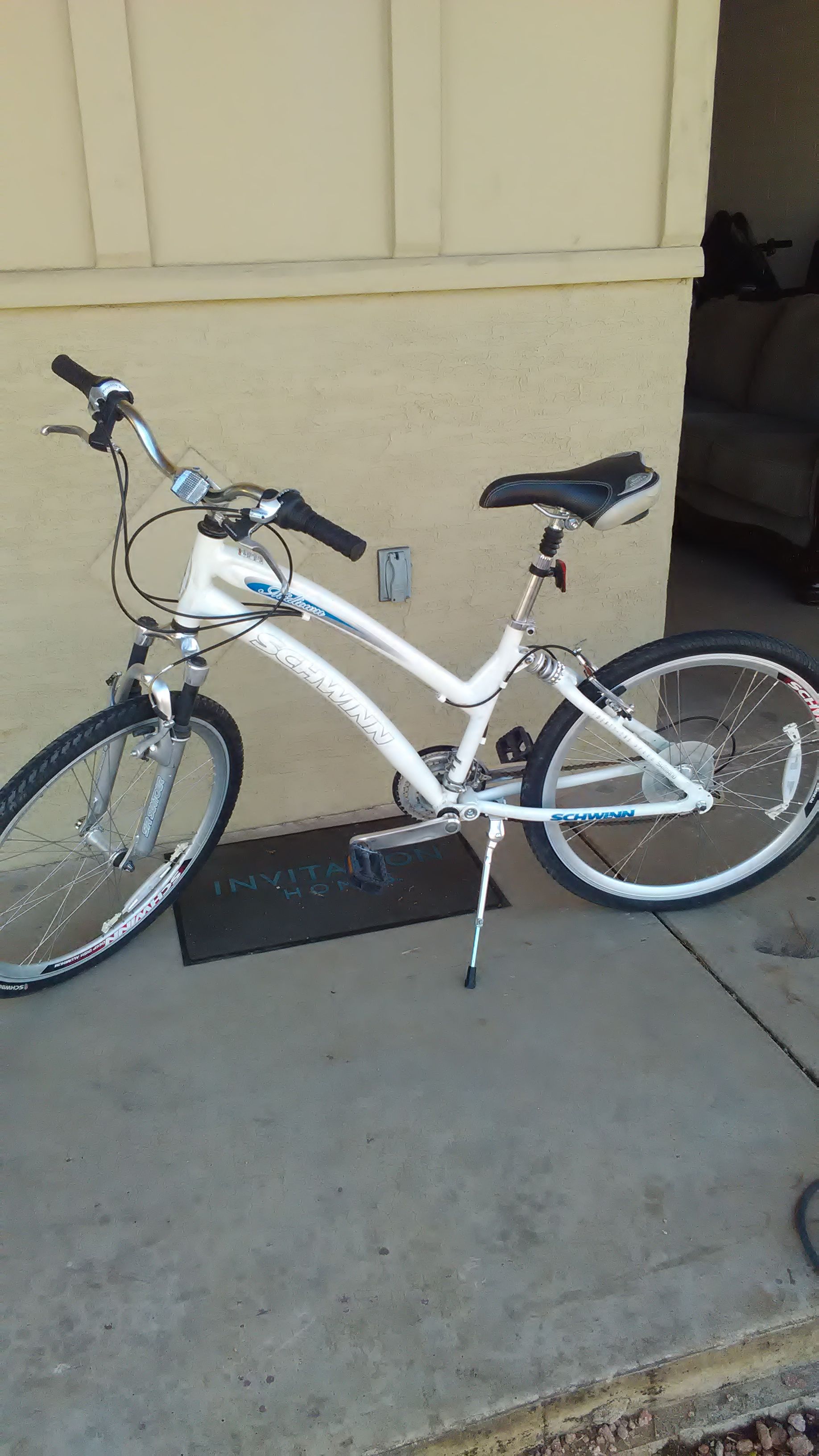 Schwinn 26 inch womens 16" frame midtown 21-speed bike-99%_S4941