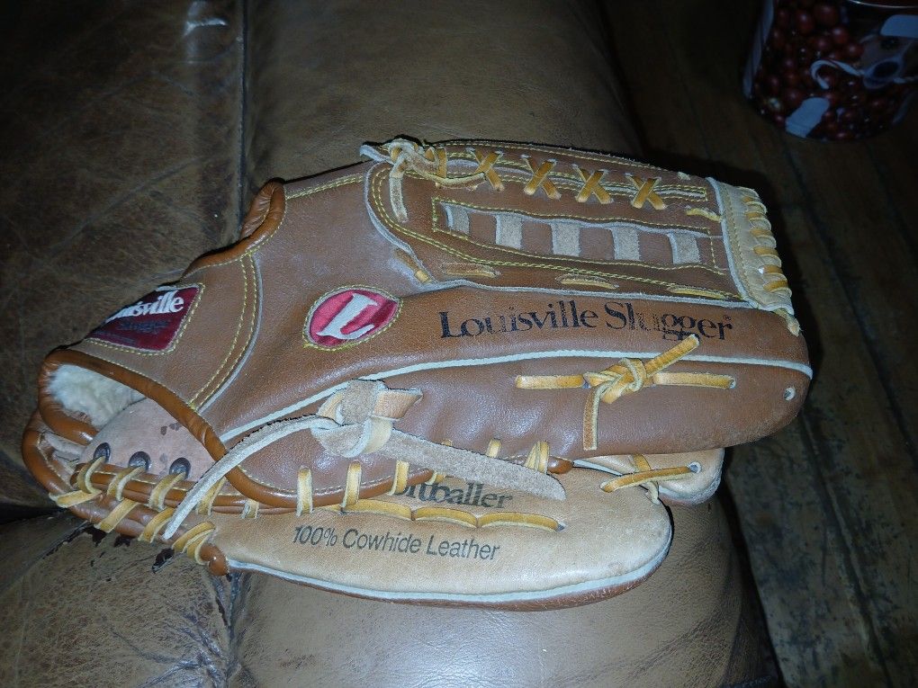 Louisville Slugger RHT Size 13.5" Baseball Softball Glove