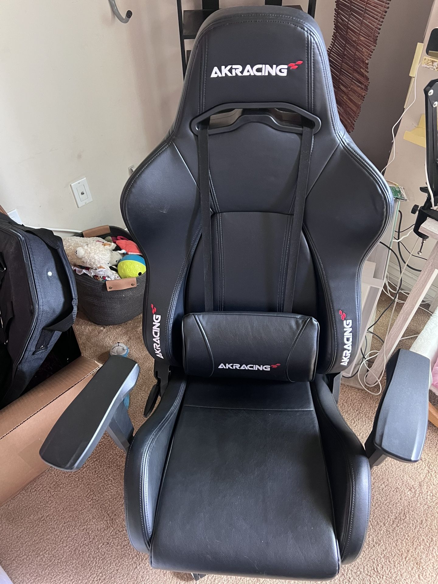 AK RACING GAMING CHAIR 