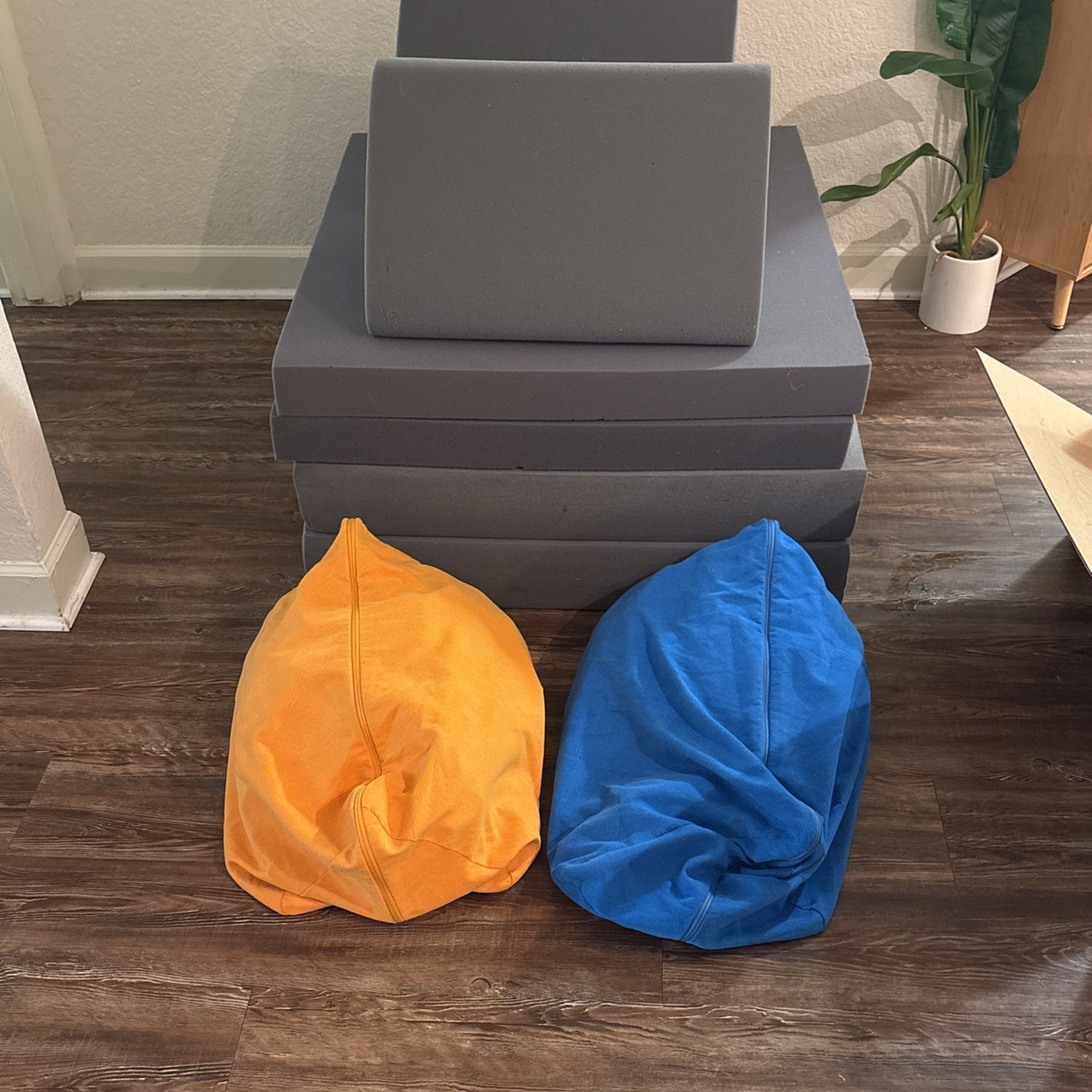 Nugget Couch With 2 Covers