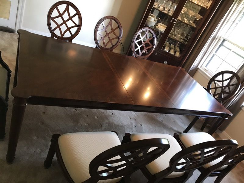 Shermag Cosmopolitan Dining Room Table & 8 Chairs for Sale in Mount