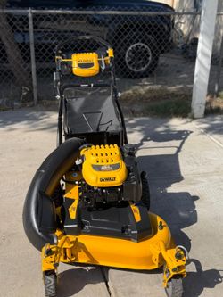 DEWALT
28 in. 224cc E-GOV Engine 3-in-1 Gas RWD Self-Propelled Lawn Mower with High Rear Wheels