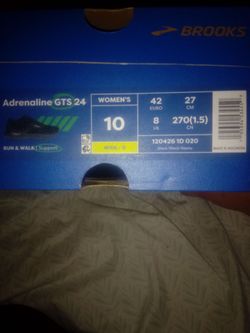Brooks woman's size 10 new in box