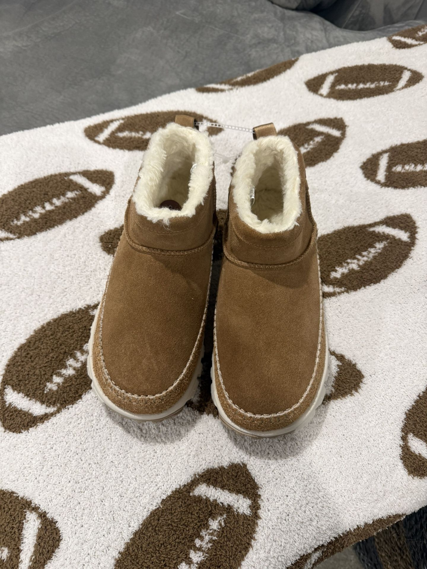 UGG Venture Daze Ultra Mini Chestnut Suede Unisex Boots in size7 and 9 Women