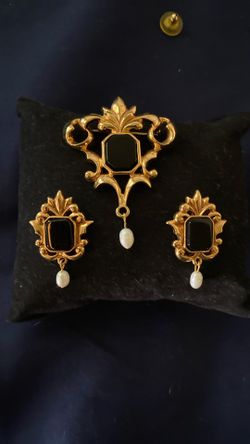 Vintage Gold And Onyx Avon Brooch Set With Matching Earrings,and Dangling Pearl