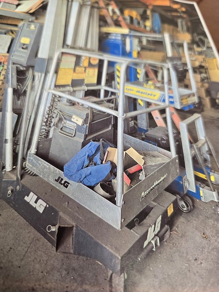 30 Ft Battery Powered Manlift