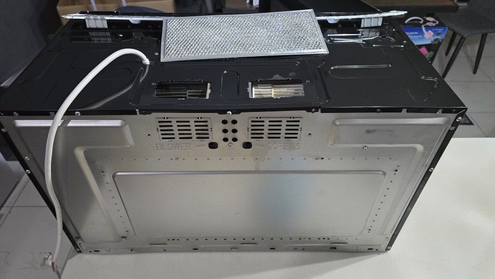 2.1Cu Ft Whirlpool Over the range Microwave / WMH53521HZ06