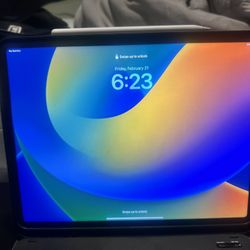 iPad 12.9” 128 GB 6th Gen w/wireless Keyboard, Apple pen