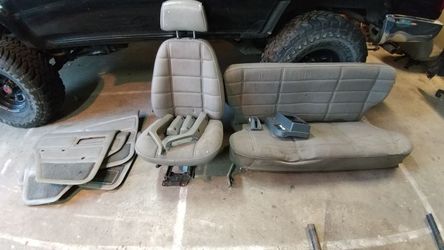 92 Cherokee rear seat and passenger seat, ebrake console and shifter console. Door panels with handles (no hardware).