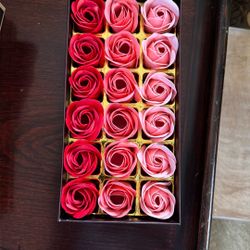 18 soap rose scented in a gift box