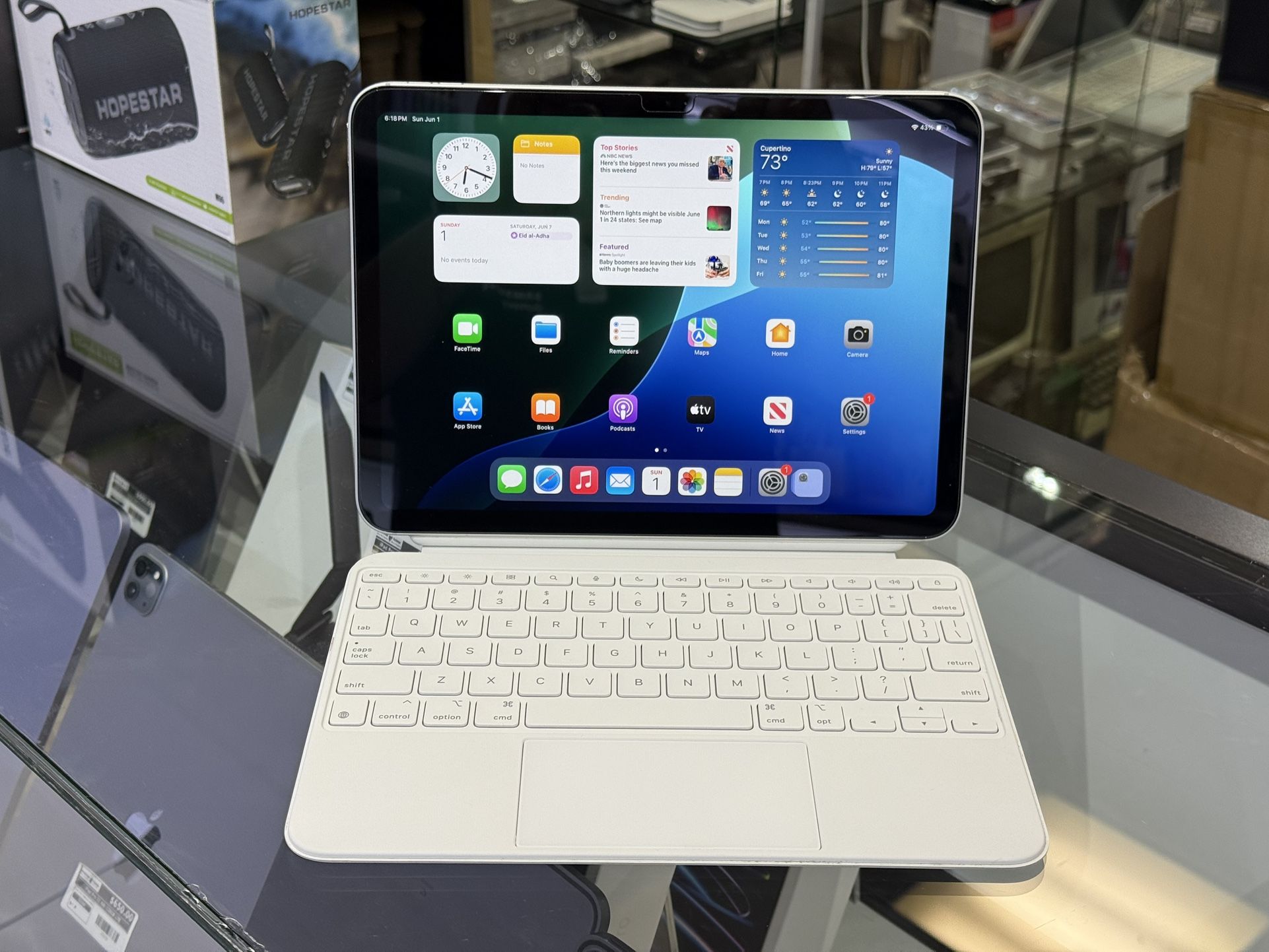 Apple iPad Apple 10th Generation 64GB LTE W/ Magic Keyboard