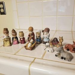 Vintage 1997 11 Piece Porcelain Small Nativity Scene