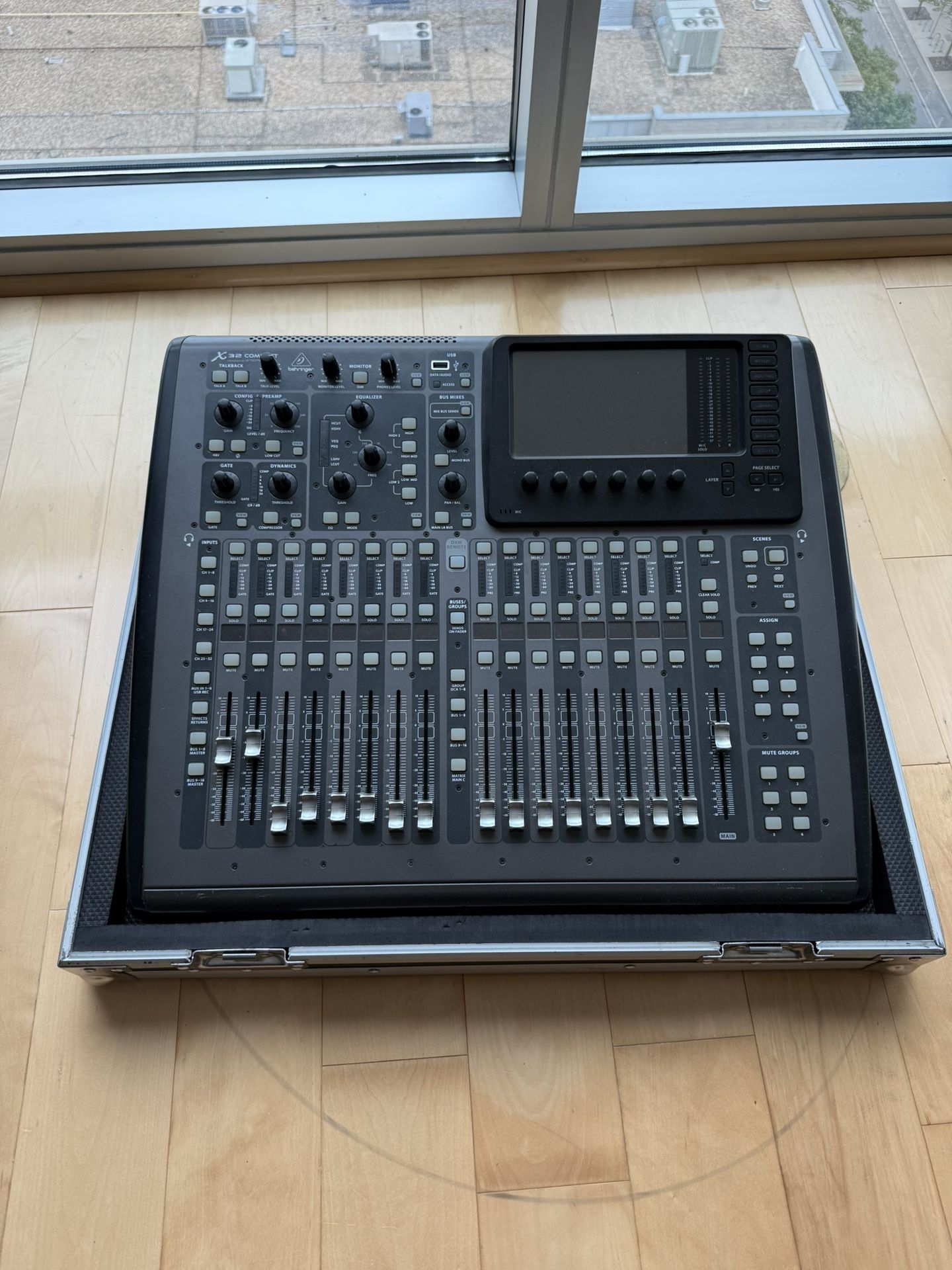 Behringer x32 Compact (with Road Case)