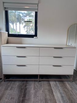 Modern King Bedroom Set – King Bed, Dresser & 2 Nightstands