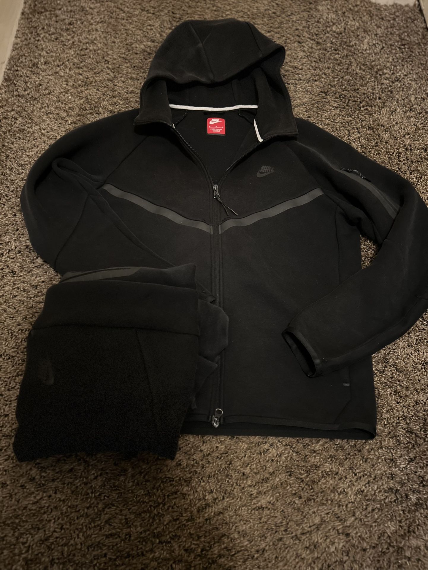 NIKE TECH FLEECE FULL SET - LIKE NEW (GOOD CONDITION)