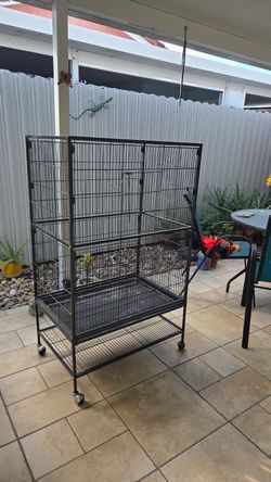 Black Metal Bird Cage on Wheels.....  JAULA NEGRA METAL PARA PAJAROS