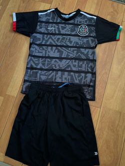 Camiseta y shorts de Mexico $40 por el set para niño edad 10 años