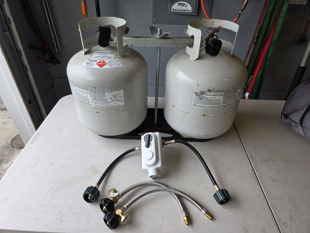 RV duel 20 pound propane tank holder with dual stage regulator and insulated cover.