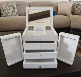 Jewelry box