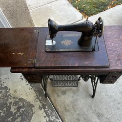 Singer Sewing Machine 