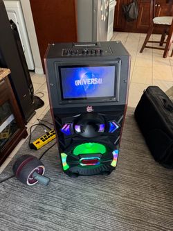 Speaker with screen