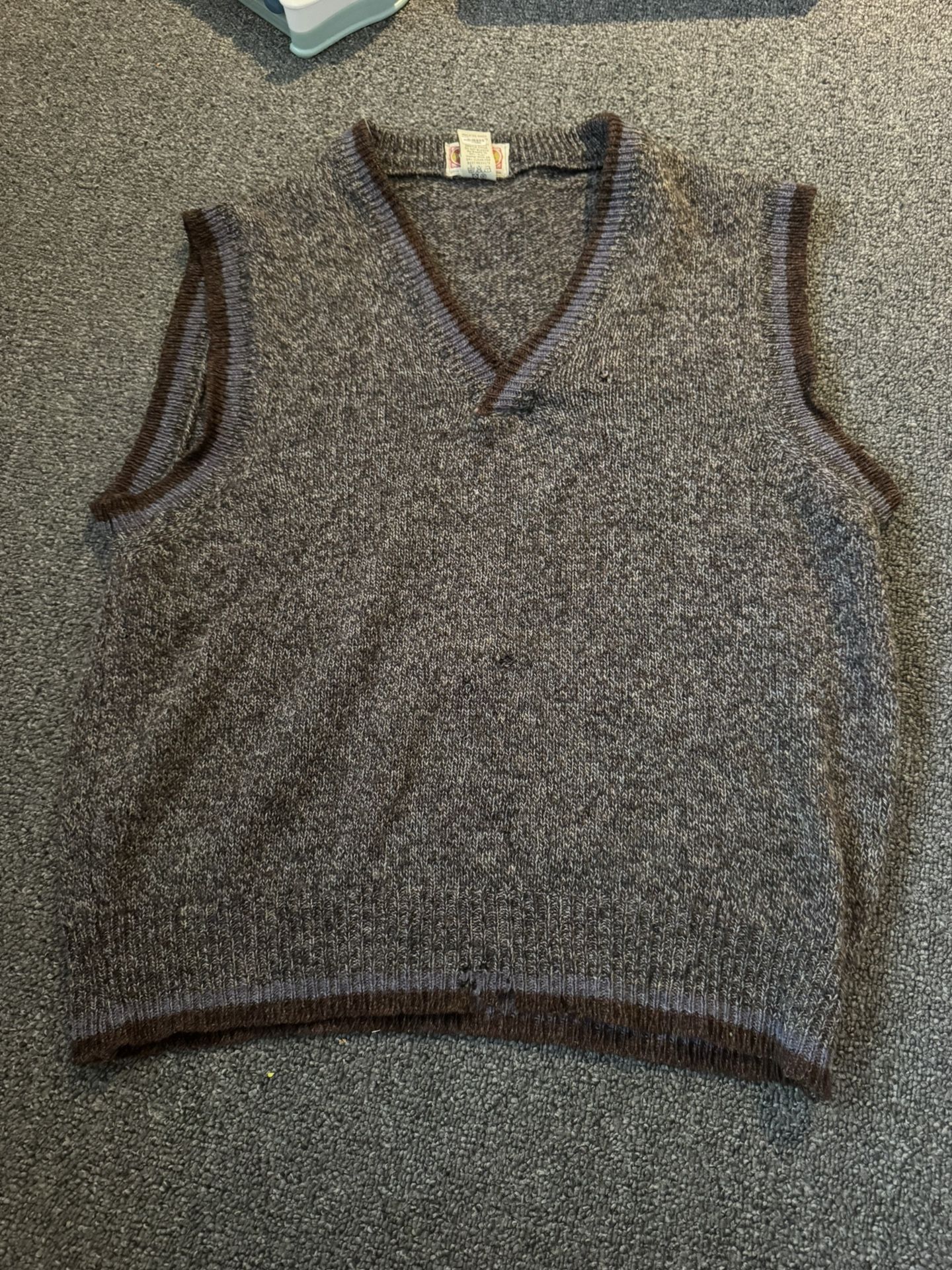 Banana republic gray v-neck sweater vest, 100% wool, size large