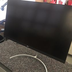 LG UN27850 Monitor 27” Like New! 
