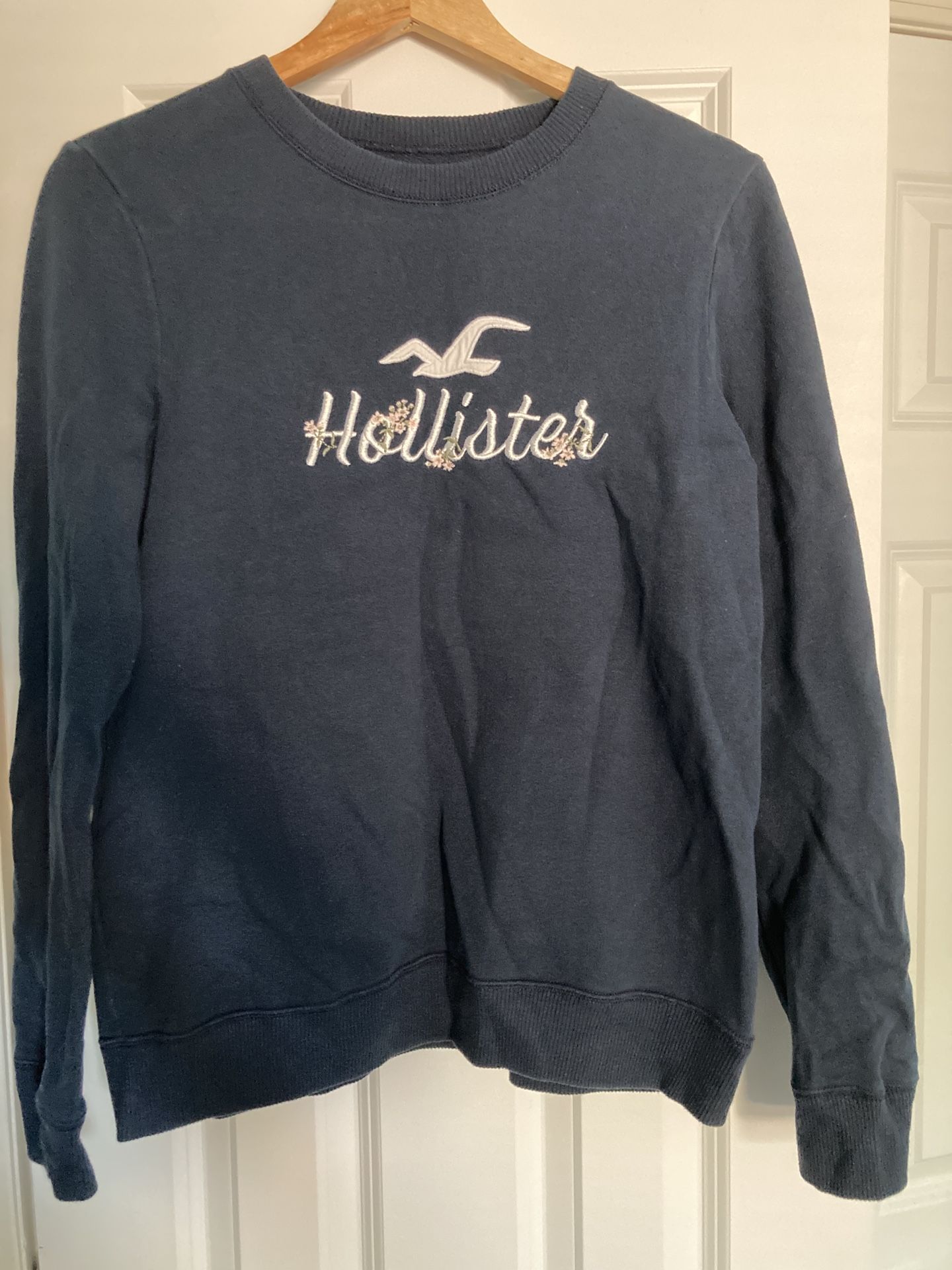 Hollister Women's Pink Floral Logo Navy Blue Crewneck Sweater