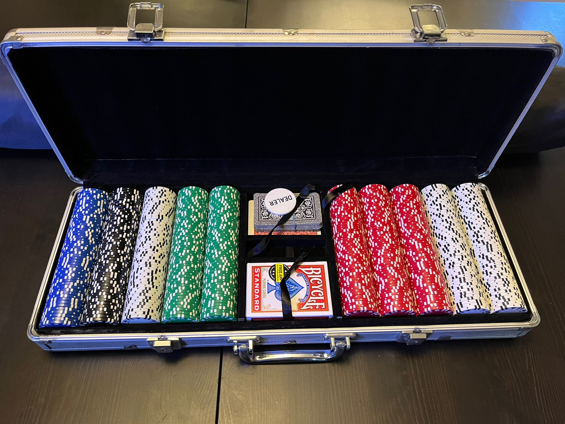 500 Poker Chip Set W/ 6x3 Poker Table Mat