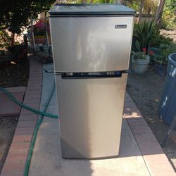 Refrigerator  In Working Conditions. MAGIC CHEF. REFRIGERADOR  FUNCIONANDO BIEN MAGIC CHEF