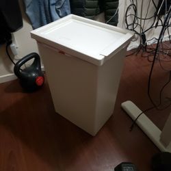 Tall Kitchen Trash Can with lid