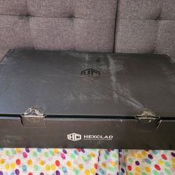 Brand New HexClad Hybrid Nonstick 7-Piece Cookware Set, 8", 10", and 12" Pans with Lids, and 10" Wok.