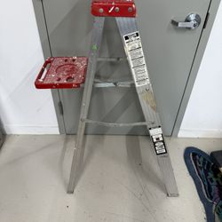 Stepladder model 527-04 Davidson size 4 ft duty rating -200 lbs