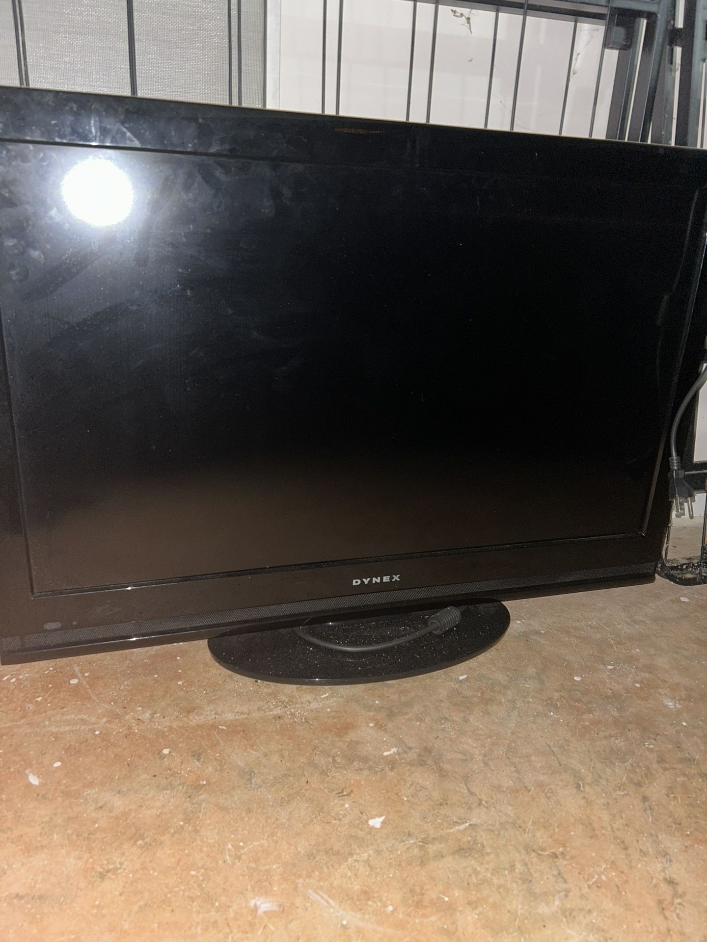 Dynex 32 Inch TV w/Remote