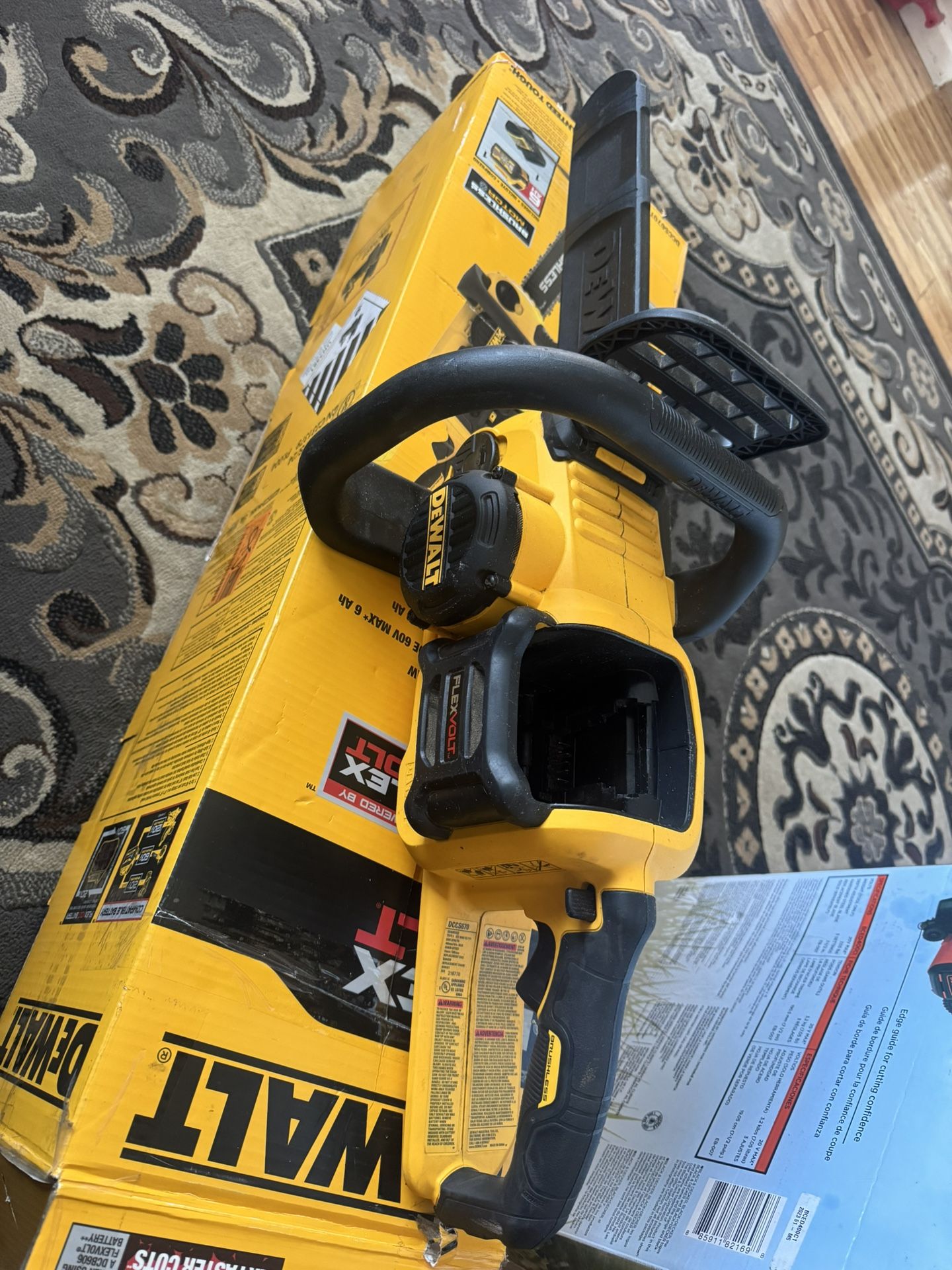DEWALT FLEXVOLT 60V MAX 16in. Brushless Cordless Battery Powered Chainsaw no battery no charger