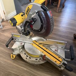 SE VENDE MITER SAW AND STAND CON BASE