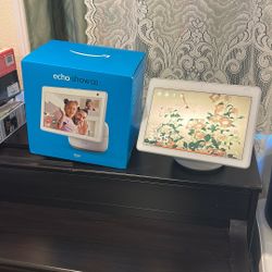 Echo Show 10 (with Box)