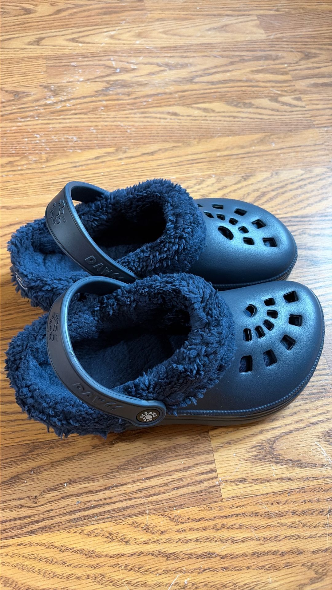 Ladies Size 5/6 Fleece Lined Dawgs (new)