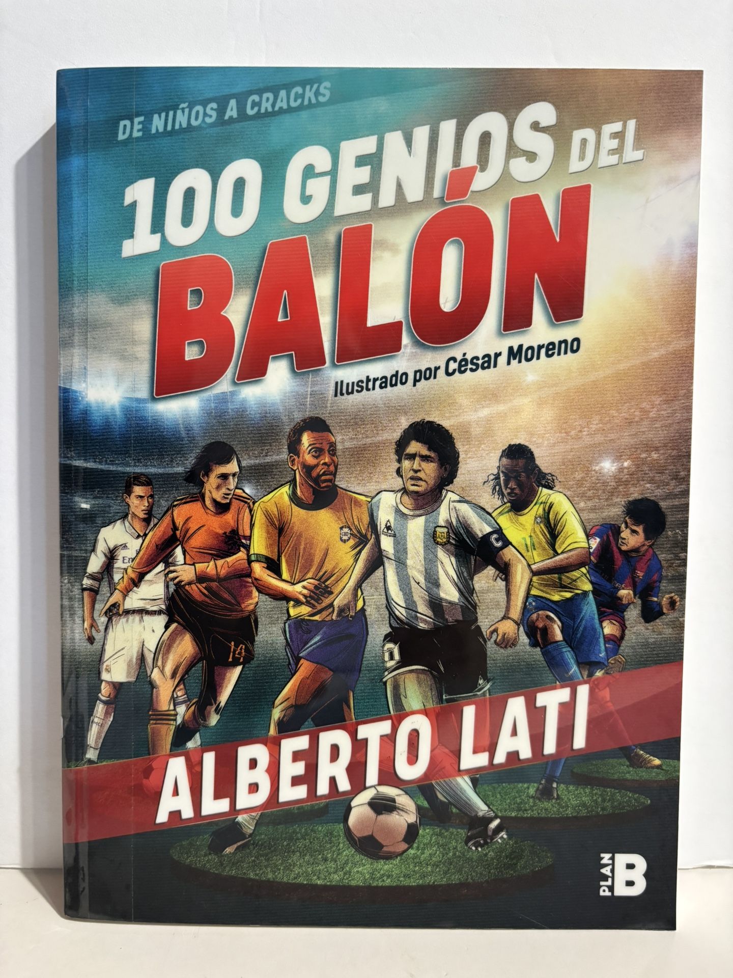100 Genios del Balón by Alberto Lati Paperback First Edition 2019