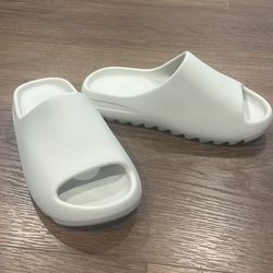 Yeezy slides size 9 cream ys-01