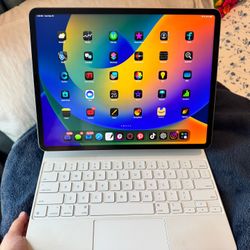 Apple iPad Pro 12.9 WiFi 128GB — Space Gray with Apple keyboard and pencil gen 2