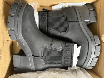 Women / UGG  Size 9 $150