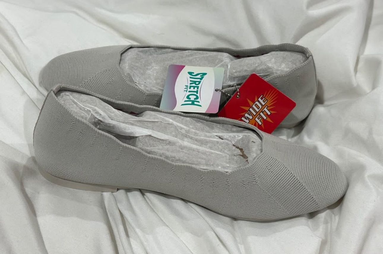 🩵 Skechers Wide Fit Women's Ballet Flat, women size 7.5 wide. Natural color. Brand new