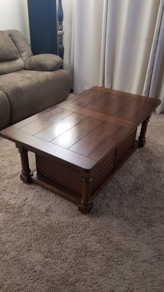 Coffee table and 2 end tables.