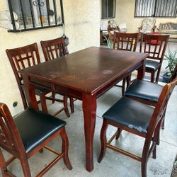 Dining table And 7 Chairs