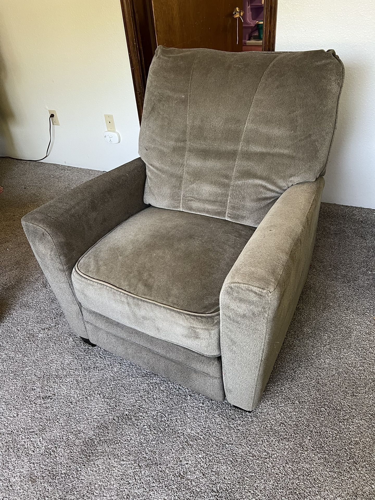 Comfortable Recliner, Good Condition!