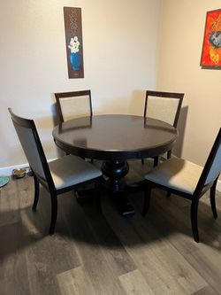 Round Kitchen table