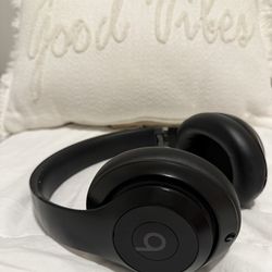 Beats Studio pro with case