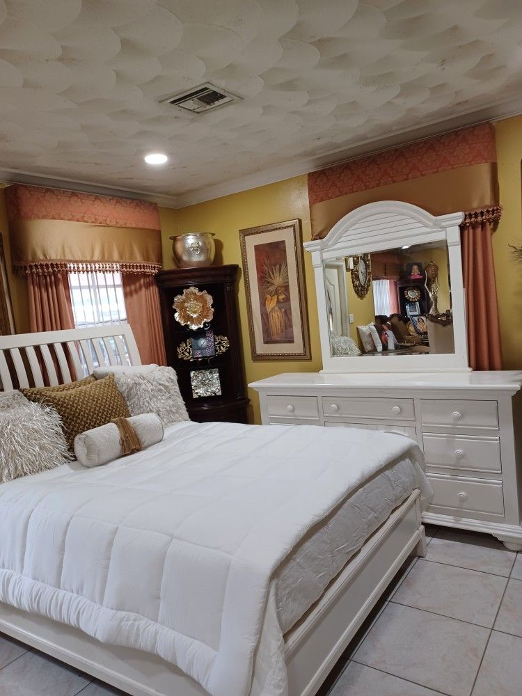 BEAUTIFUL QUEEN WOOD BED WITH DRESSER AND MIRROR IN NORTH MIAMI BEACH DELIVERY IS AVAILABLE 